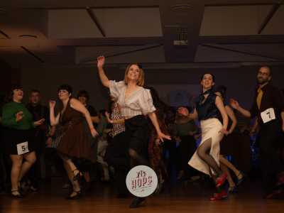 Lo spirito comunitario � il marchio del lindy hop. Si tratta di una danza di coppia ma da fare necessariamente all�interno di un gruppo. Tutti ballano, ricreano varie figure e spesso cambiano partner. � quella che si definisce �social dance�